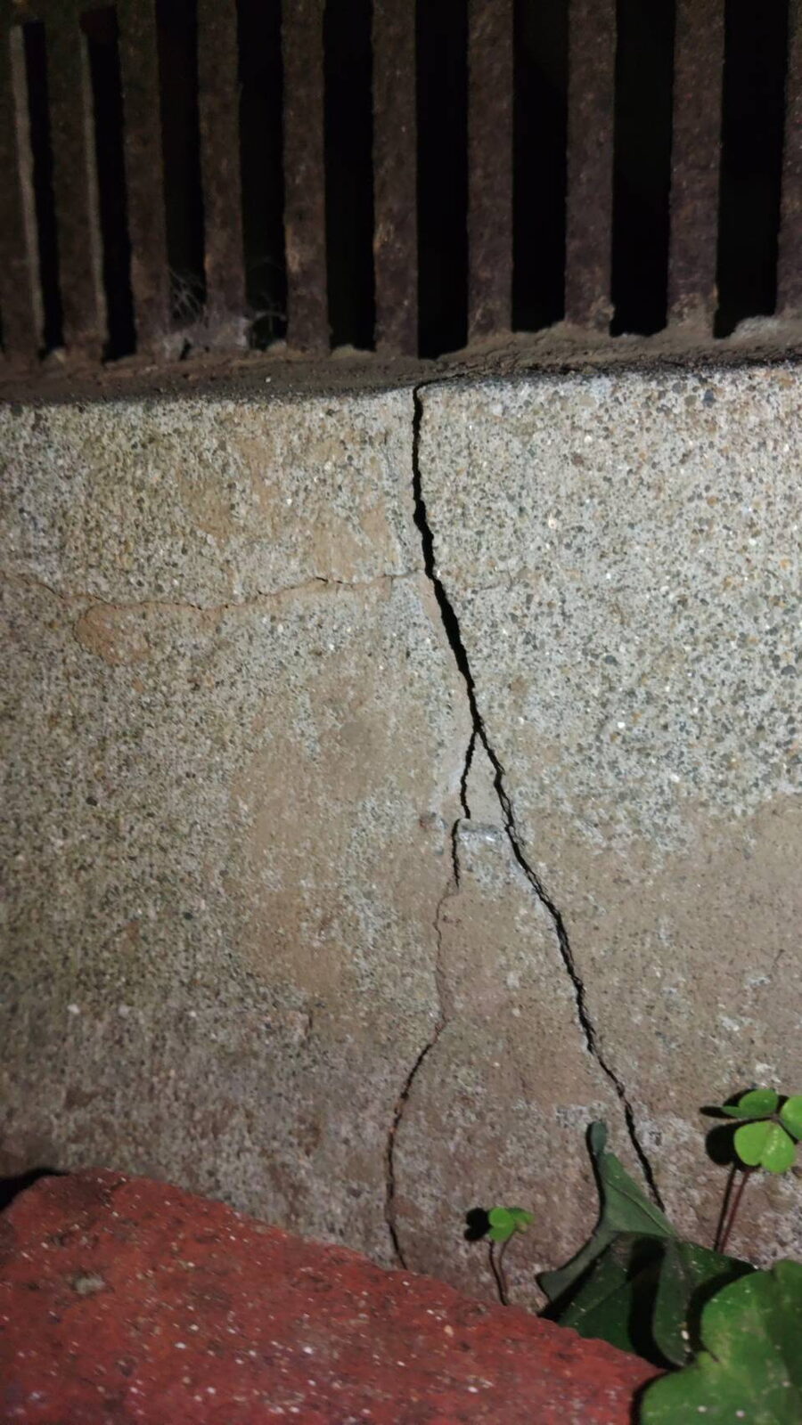 外壁のひび割れ修繕・塗装の施工写真